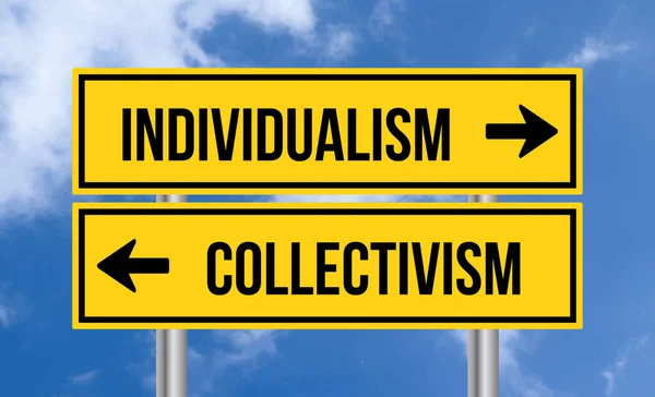 Individualismus Oder Kollektivismus Straßenschild Auf Bewölkten Himmel Hintergrund — Stockfoto
