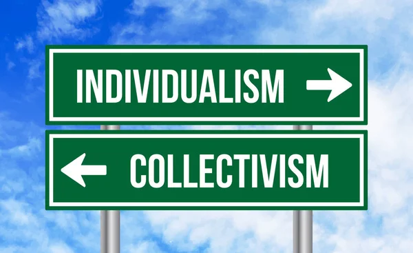 Individualism Eller Kollektivism Vägskylt Molnig Himmel Bakgrund — Stockfoto