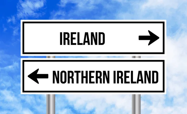Ирландия Северная Ирландия Дорожный Знак Голубом Фоне Неба — стоковое фото
