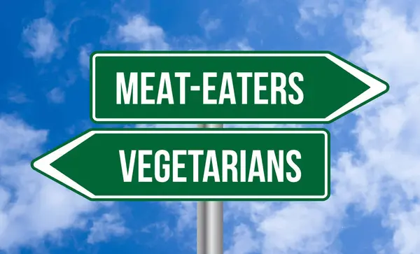 Meat Eaters Vegetarians Road Sign Cloudy Sky Background — Stock Photo, Image