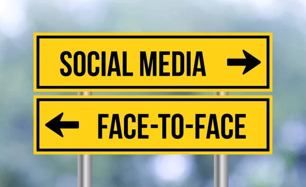 Mídia Social Face Face Sinal Estrada Fundo Embaçado — Fotografia de Stock