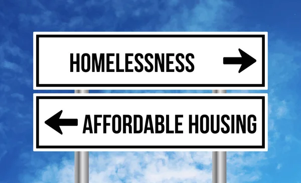 天空背景下的无家可归或经济适用住房路标 — 图库照片