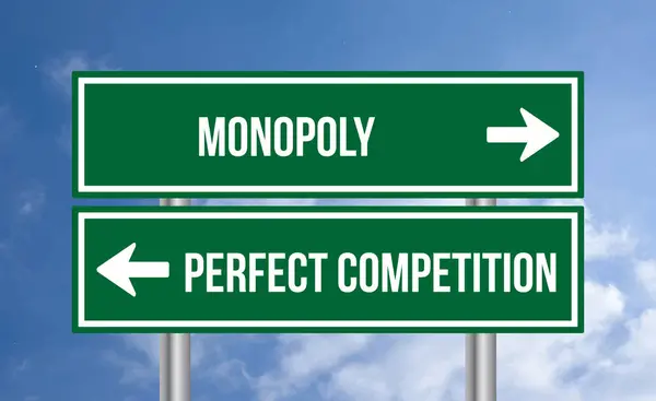 Monopoly Nebo Perfektní Konkurence Silniční Značka Obloze Pozadí — Stock fotografie