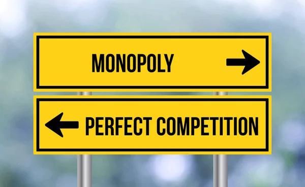 Monopoly Nebo Perfektní Konkurence Silniční Značka Rozmazané Pozadí — Stock fotografie