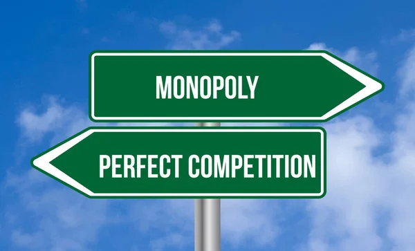 Monopoly Nebo Perfektní Konkurence Silniční Značka Obloze Pozadí — Stock fotografie