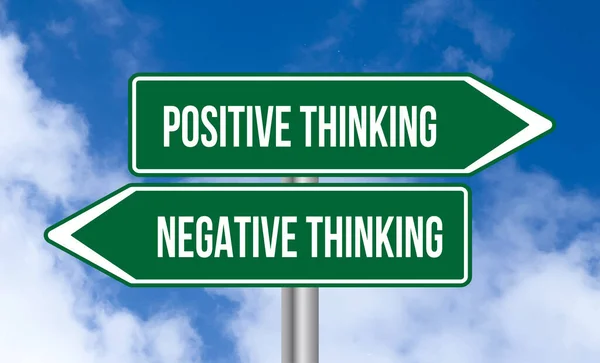 Pozytywne Myślenie Lub Negatywne Myślenie Znak Drogowy Zachmurzonym Tle Nieba — Zdjęcie stockowe
