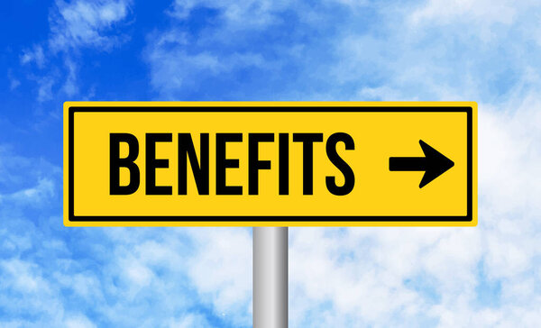 Преимущества дорожный знак на голубом фоне неба