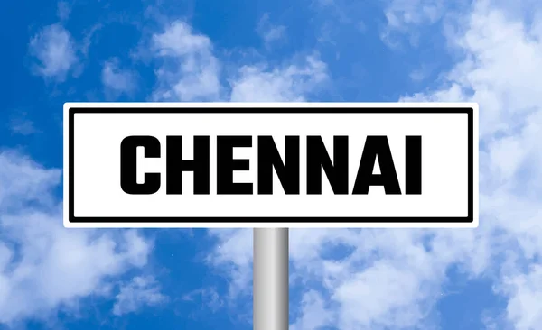 Bulutlu Arka Planda Chennai Yol Tabelası — Stok fotoğraf