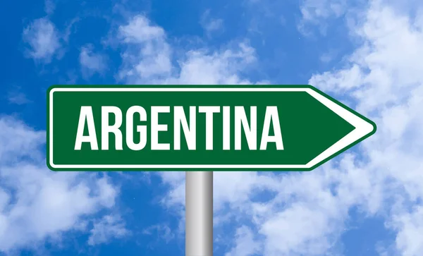 Bulutlu arka planda Arjantin yol tabelası