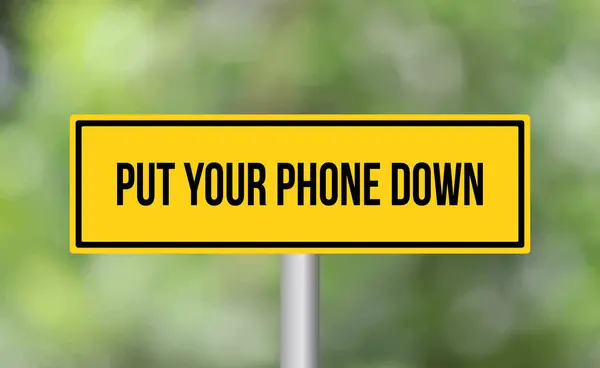 Metti Tuo Telefono Giù Cartello Stradale Sfondo Sfocato — Foto Stock