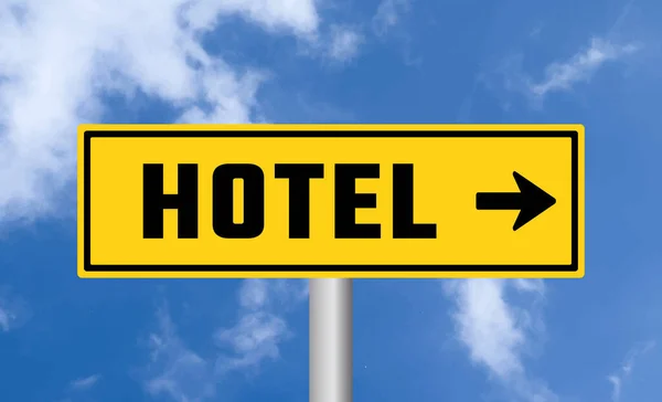 Hotel Straßenschild Auf Himmelshintergrund — Stockfoto