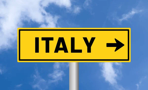 曇りの空の背景にイタリアの道路標識 — ストック写真
