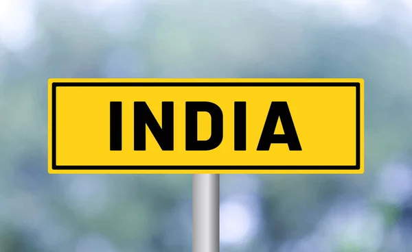模糊背景下的印度路标 — 图库照片