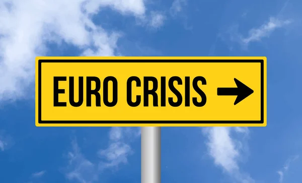 Euro Sinal Estrada Crise Fundo Céu Nublado — Fotografia de Stock