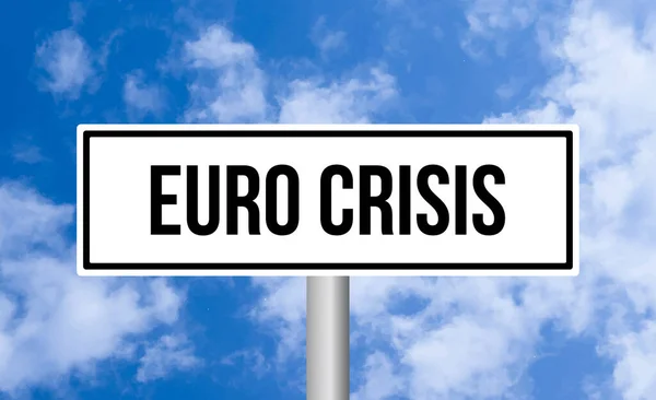 Euro Sinal Estrada Crise Fundo Céu Nublado — Fotografia de Stock