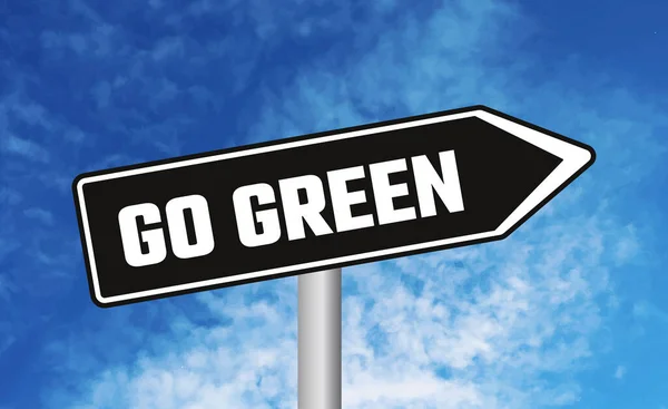 Перейти Зеленый Дорожный Знак Голубом Фоне Неба — стоковое фото