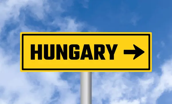 Ungarn Straßenschild Auf Bewölkten Himmel Hintergrund — Stockfoto