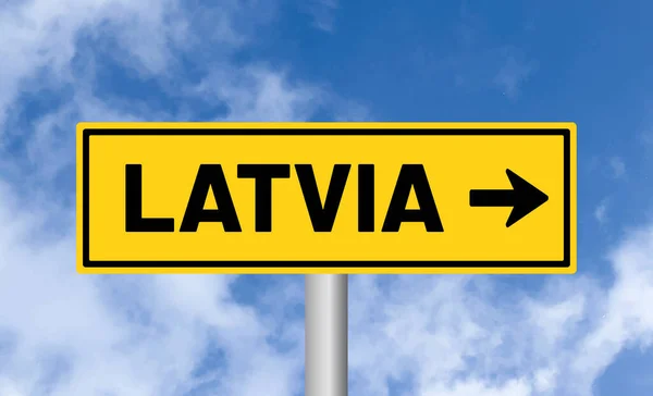 Łotwa Drogowy Znak Tle Błękitnego Nieba — Zdjęcie stockowe