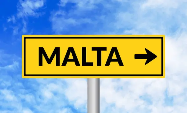 Malta Straßenschild Auf Bewölktem Himmel Hintergrund — Stockfoto