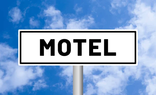 Motel Οδική Πινακίδα Στο Θολό Φόντο Του Ουρανού — Φωτογραφία Αρχείου
