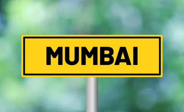 Señal Carretera Mumbai Sobre Fondo Borroso —  Fotos de Stock