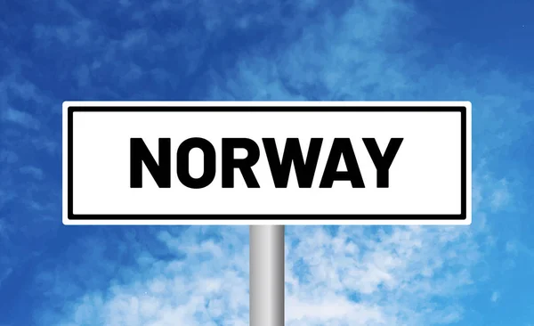 Mavi Gökyüzü Arka Planında Norveç Yol Tabelası — Stok fotoğraf