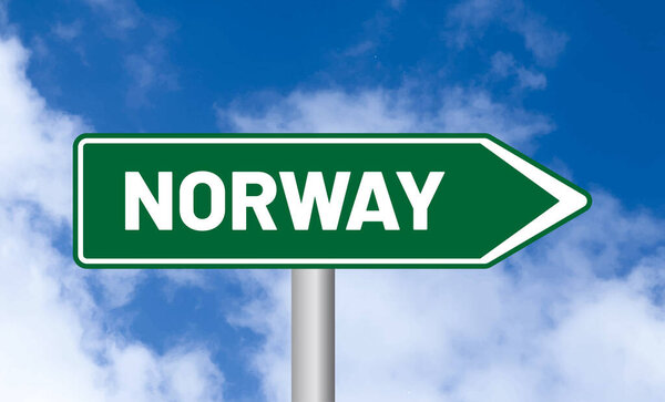 Дорожный знак Норвегии на голубом фоне неба