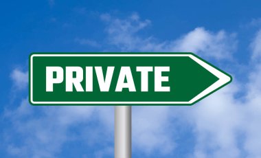 Mavi gökyüzü arka planında özel yol işareti