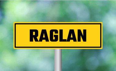 Bulanık arkaplanda Raglan yol işareti