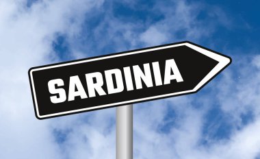 Bulutlu arka planda Sardunya yol tabelası