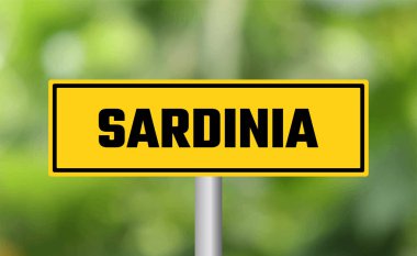 Arka planda Sardunya yol tabelası