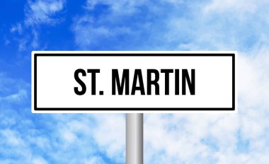 Mavi gökyüzü arka planında St Martin yol tabelası