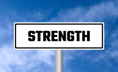 Bulutlu gökyüzü arkaplanındaki Güçlü Yol İşareti