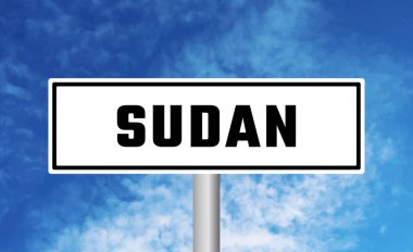 Mavi gökyüzü arka planında Sudan yol işareti