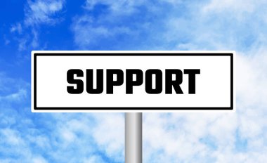 Bulutlu gökyüzü arkaplanındaki yol işaretini destekle