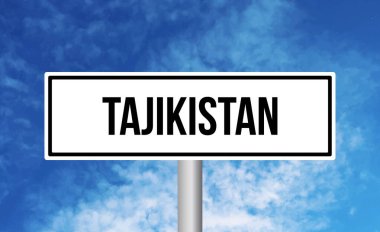 Gökyüzü arka planında Tacikistan yol tabelası