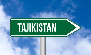 Gökyüzü arka planında Tacikistan yol tabelası