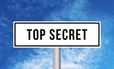 Bulutlu arkaplanda çok gizli yol işareti