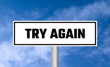 Gökyüzü arka planında yol işaretini tekrar dene