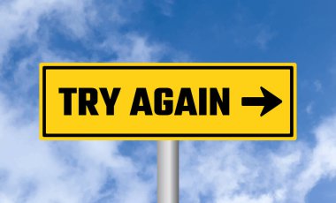 Gökyüzü arka planında yol işaretini tekrar dene