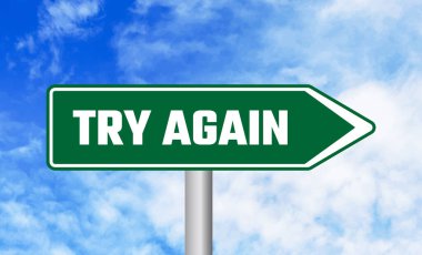 Gökyüzü arka planında yol işaretini tekrar dene