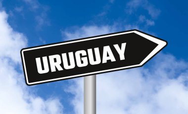 Mavi gökyüzü arka planında Uruguay yol işareti