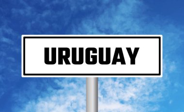Mavi gökyüzü arka planında Uruguay yol işareti