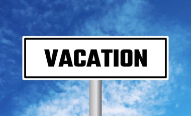 Bulutlu arkaplanda tatil tabelası