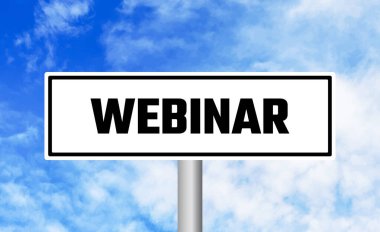 Gökyüzü arkaplanındaki yol işaretini tak