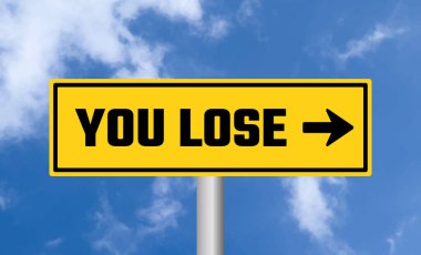 Gökyüzü arka planında yol işaretini kaybedersiniz