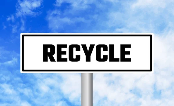Recycle Straßenschild Auf Himmel Hintergrund — Stockfoto