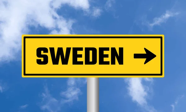 曇った空の背景にスウェーデンの道路標識 — ストック写真