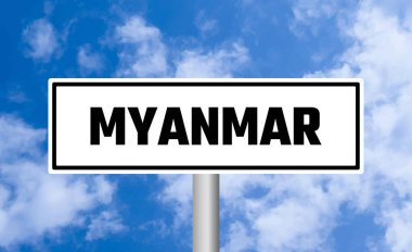 Mavi gökyüzü arka planında Myanmar yol işareti