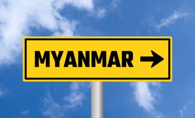 Mavi gökyüzü arka planında Myanmar yol işareti